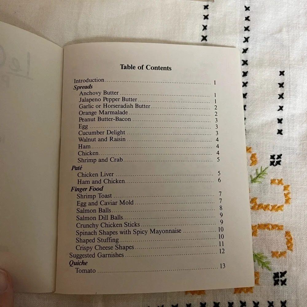Le Canape Maker For Better Looking HORS-D'OEUVRES Appetizers by LK Vintage 1986.